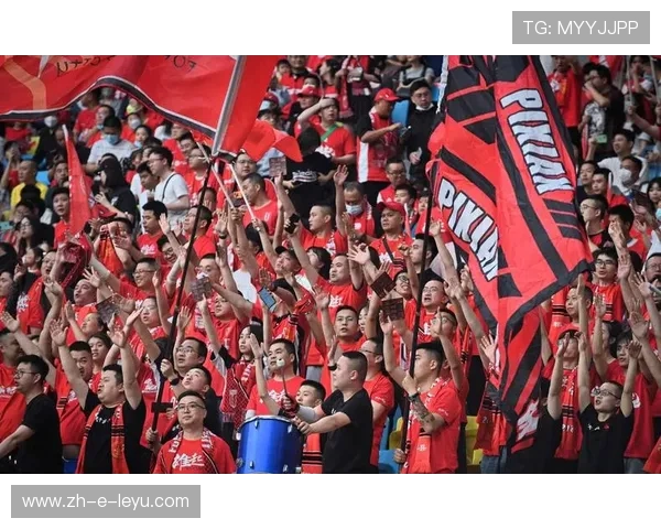 上海申花拉唐边路传中助攻锋线，激情绽放足球场